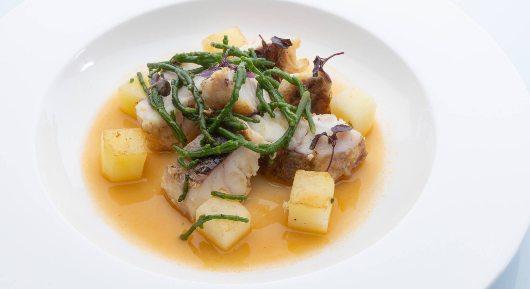Ristorante_cielo_Cagliari_filetto_coda_rospo_bassa_temperatura_brodetto_alla_mediterranea_patate_erbe_03w
